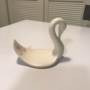 Preowned Pfaltzgraff tea rose swan towel holder.